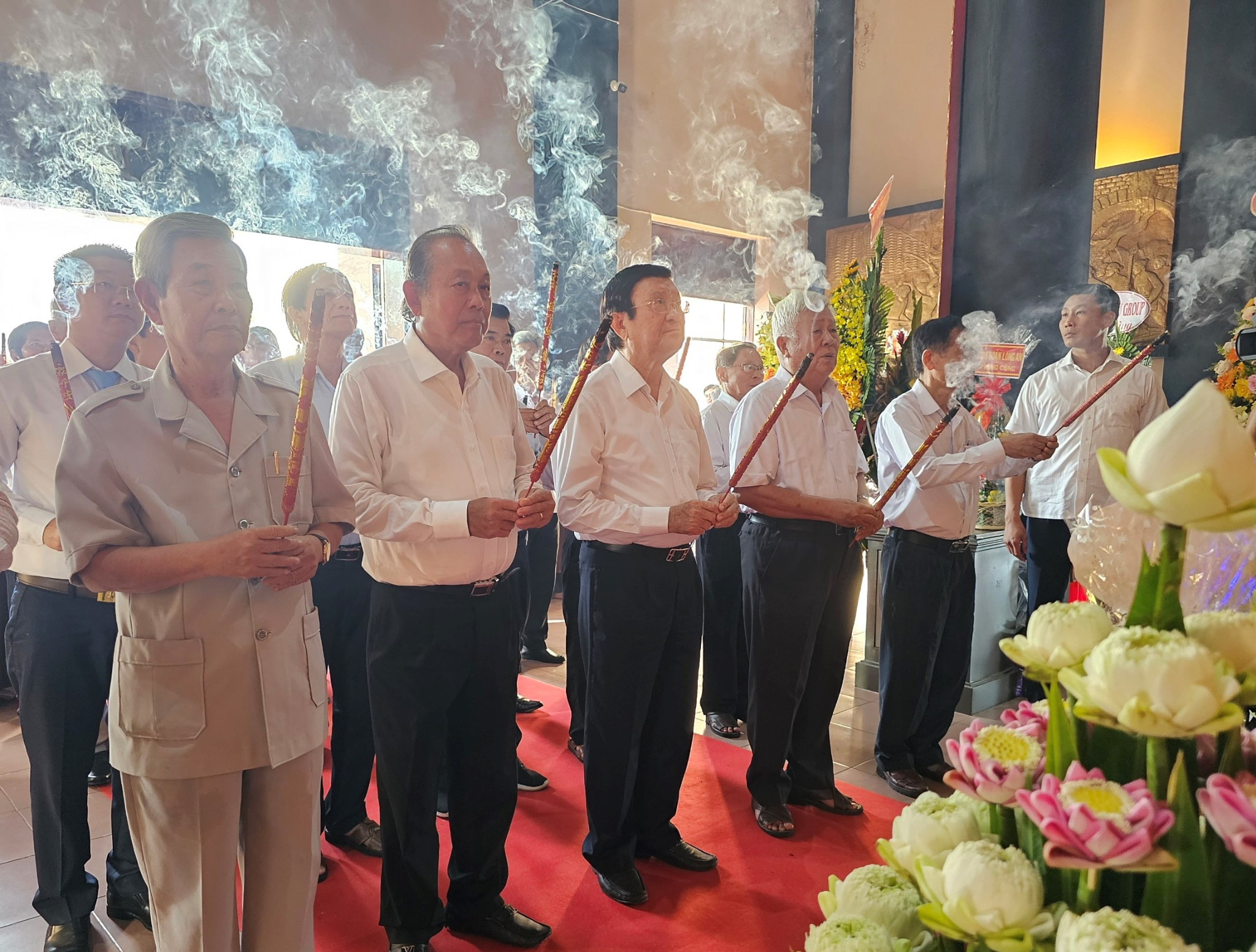 Các đại biểu dâng hương tưởng niệm Anh hùng dân tộc Nguyễn Trung Trực.