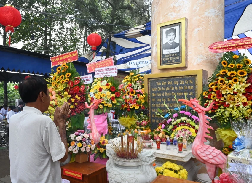 Người dân thăm viếng anh hùng Nguyễn Trung Trực.