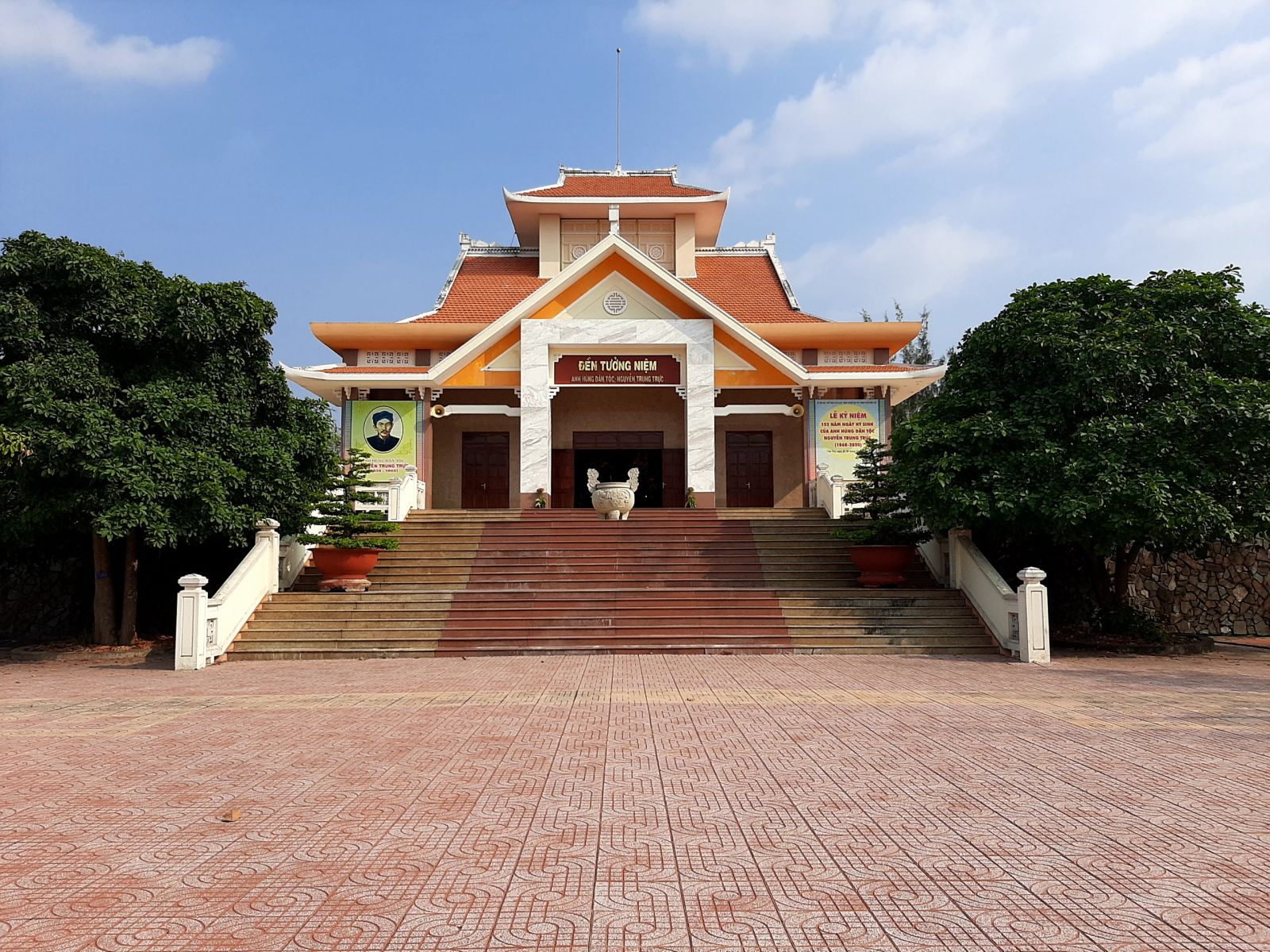 Đền thờ Anh hùng Nguyễn Trung Trực nằm trong khu di tích Vàm Nhựt Tảo