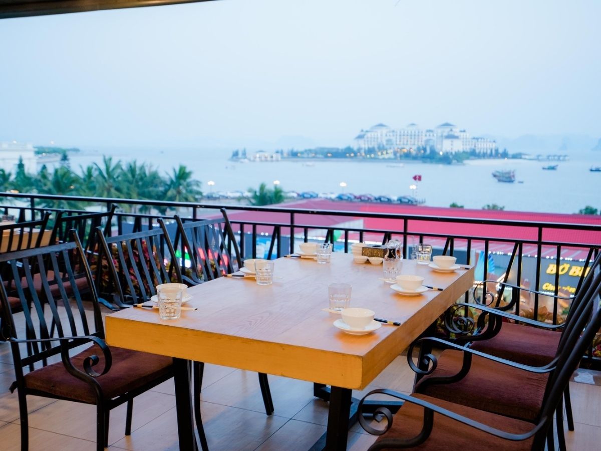 Nhiều nhà hàng tận dụng vị trí địa lý ưu việt có hướng thẳng ra vịnh Hạ Long.