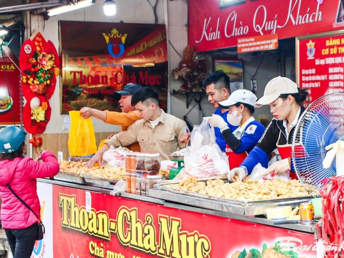 Chả mực Quảng Ninh sử dụng nguyên liệu tươi ngon và công sức giã tay truyền thống.