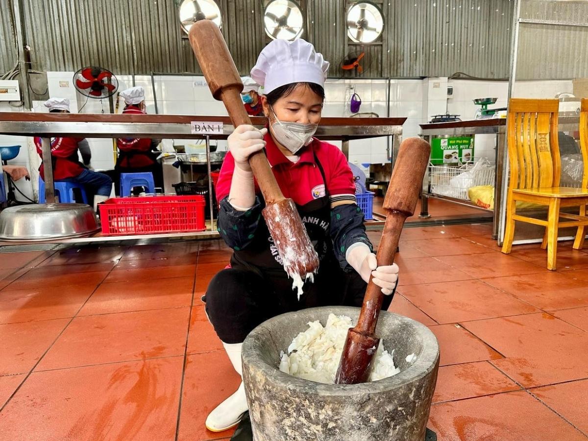 Linh hồn của chả mực Quảng Ninh nằm ở phương pháp giã tay truyền thống bằng cối đá và chày gỗ. (Báo Đại Đoàn Kết)