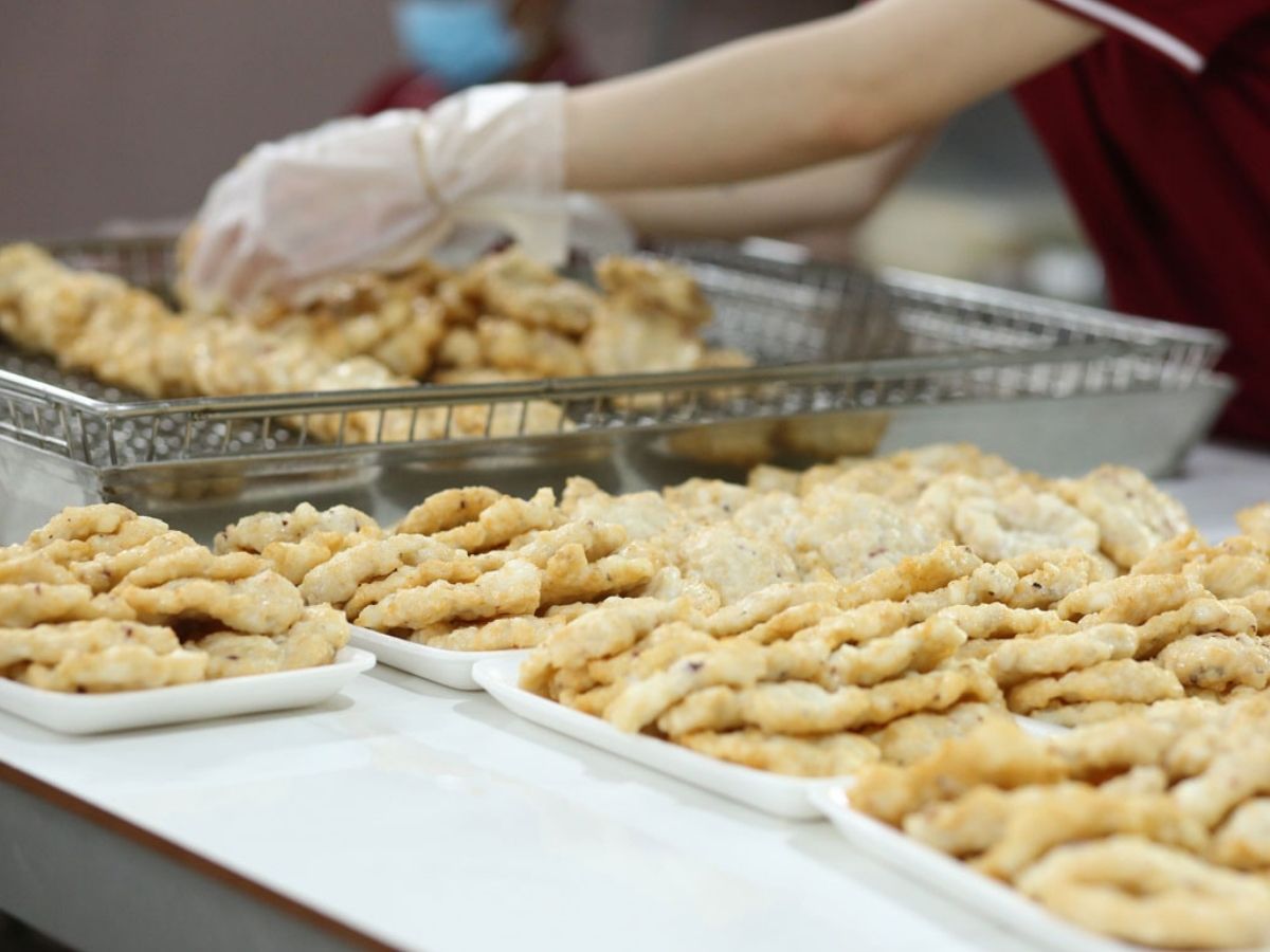 Chả mực Quảng Ninh không chỉ đơn thuần là món ăn mà còn thể hiện sự khéo léo, tâm huyết của người làm nghề.