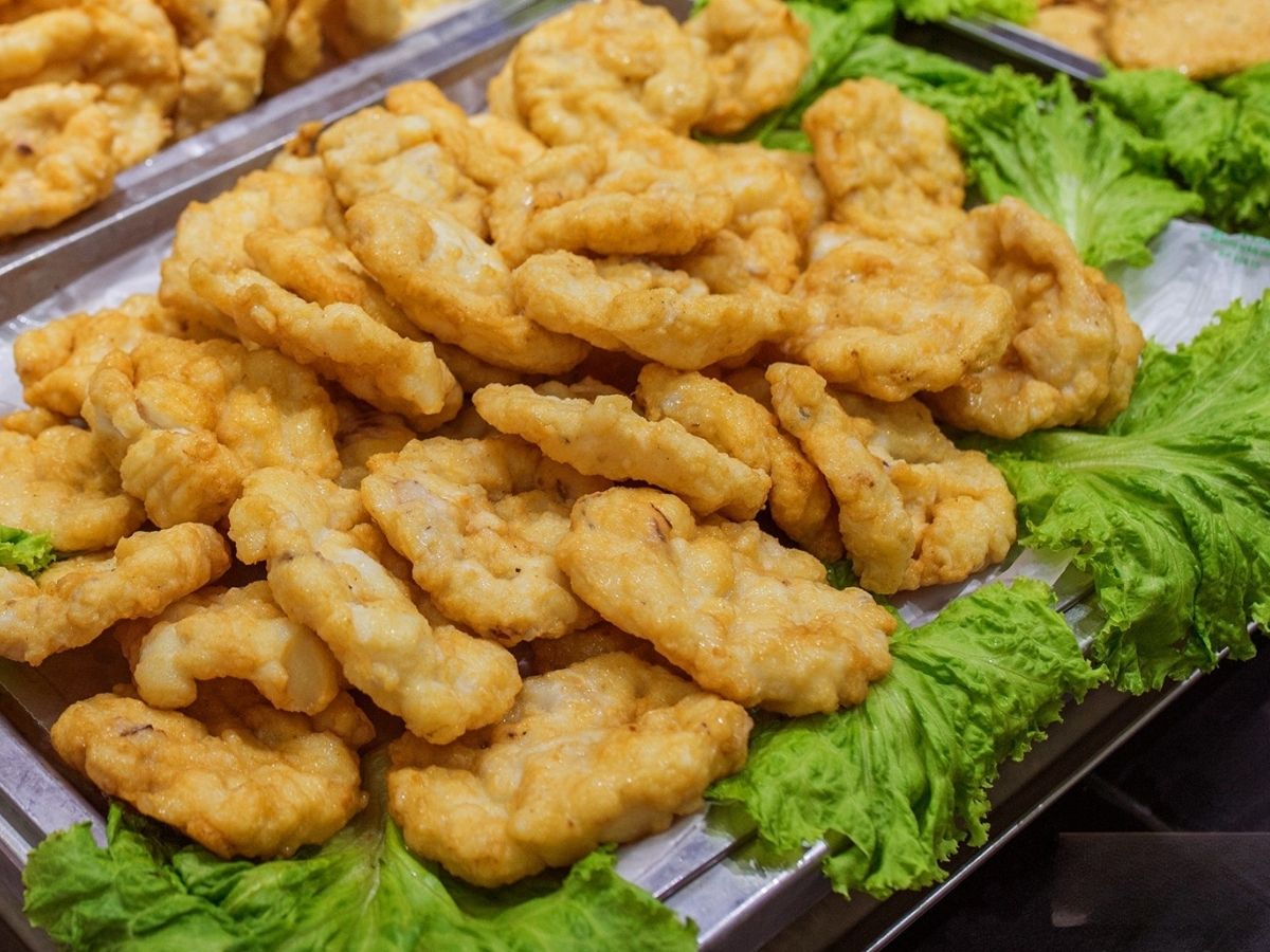 Chả mực Quảng Ninh chuẩn sẽ có độ dai giòn tự nhiên, không quá cứng cũng không bở.