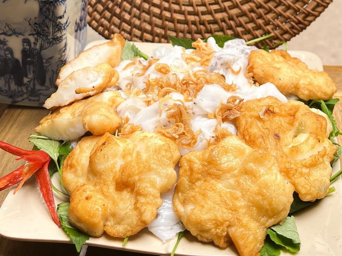 Chả mực Quảng Ninh nổi tiếng với hương vị đậm đà biển cả kết hợp cùng độ dai giòn tự nhiên.