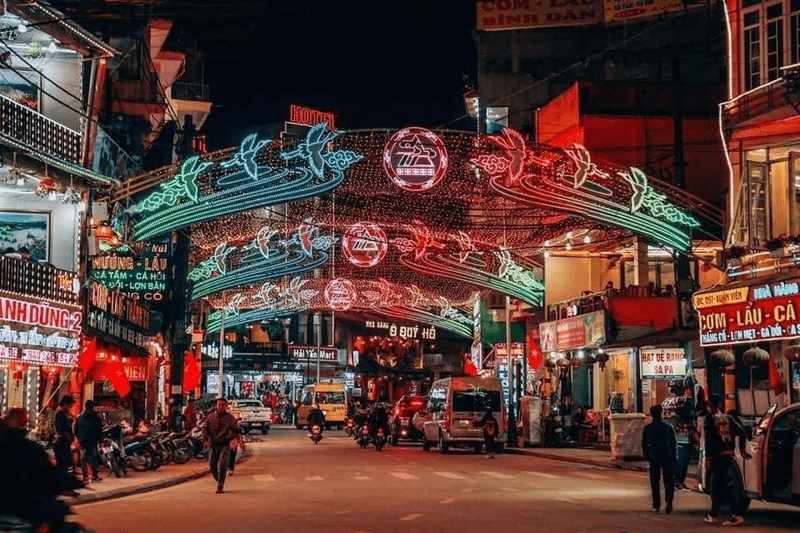 3-duong-di-vao-cho-dem.png