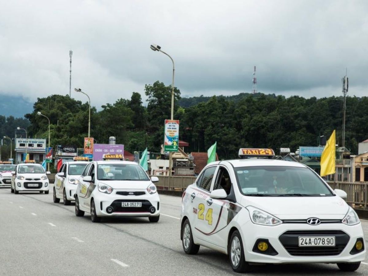 Di chuyển bằng xe taxi