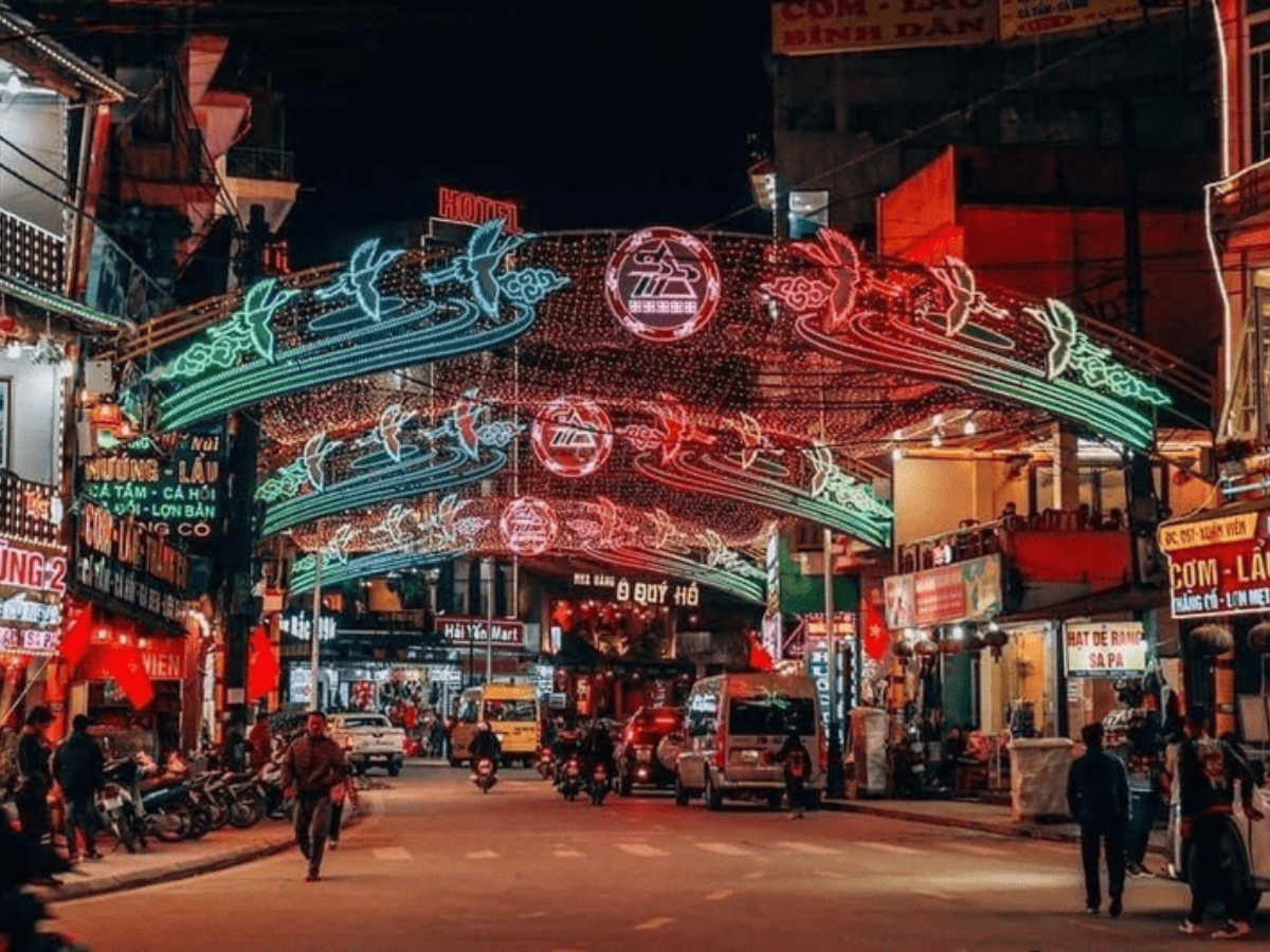 Ngắm nhìn chợ đêm Sa Pa đầy màu sắc.