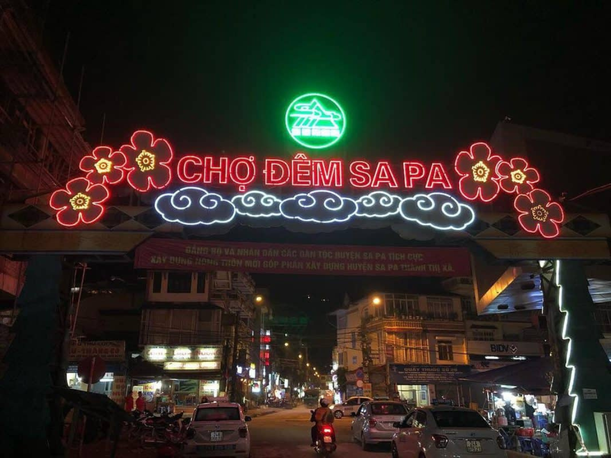Chợ đêm Sa Pa chào đón du khách với ánh sáng rực rỡ.