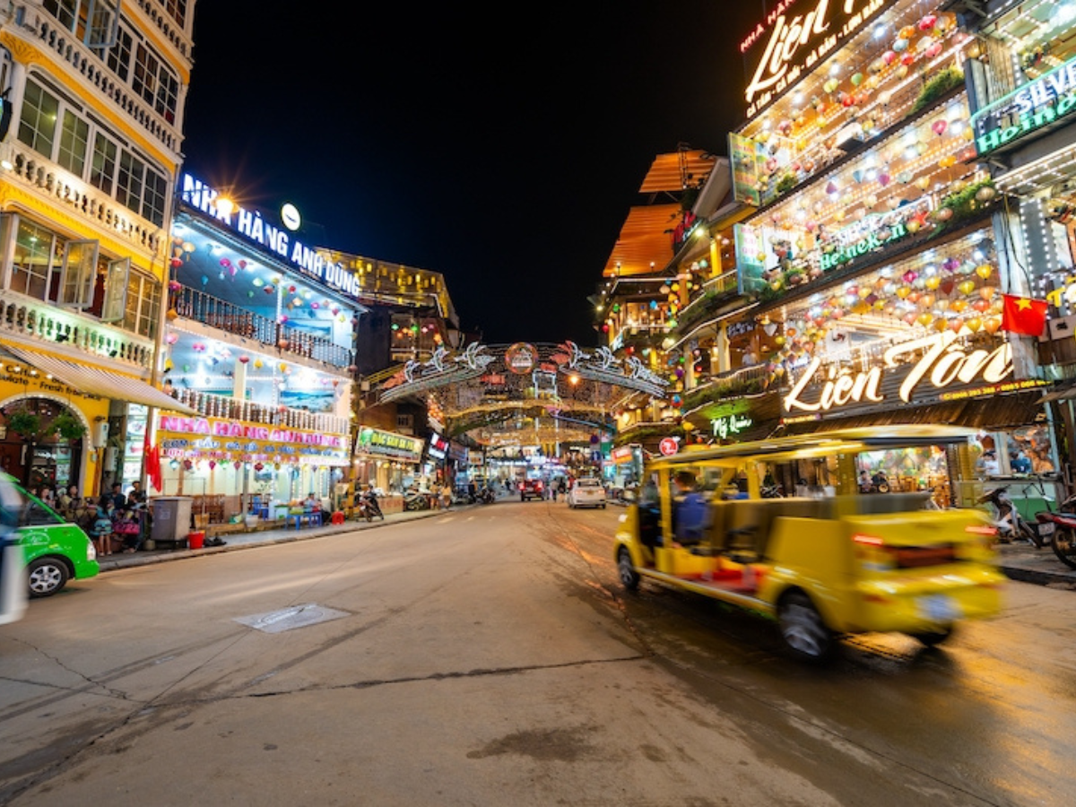 Sa Pa về đêm trong ánh đèn níu chân lữ khách.