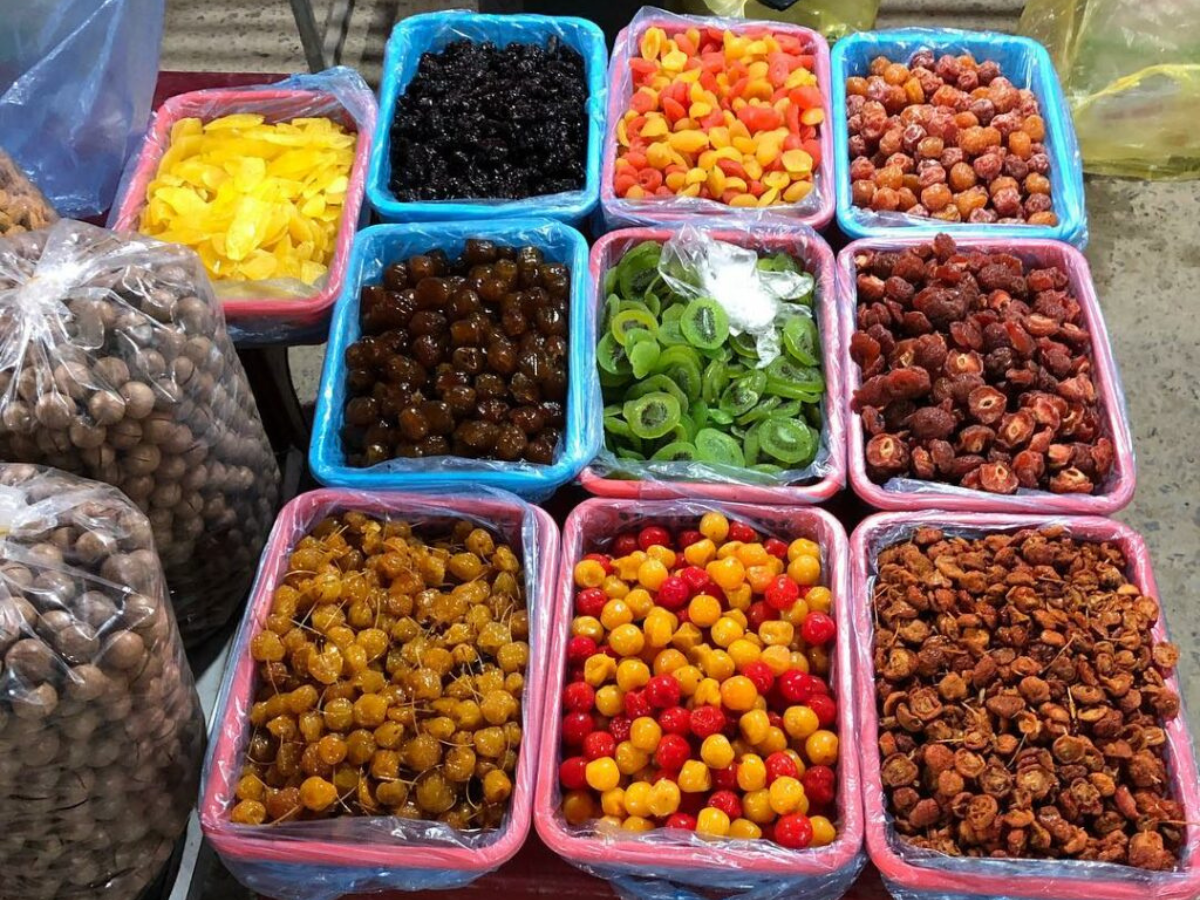 Những quầy đồ ăn vặt đa dạng.