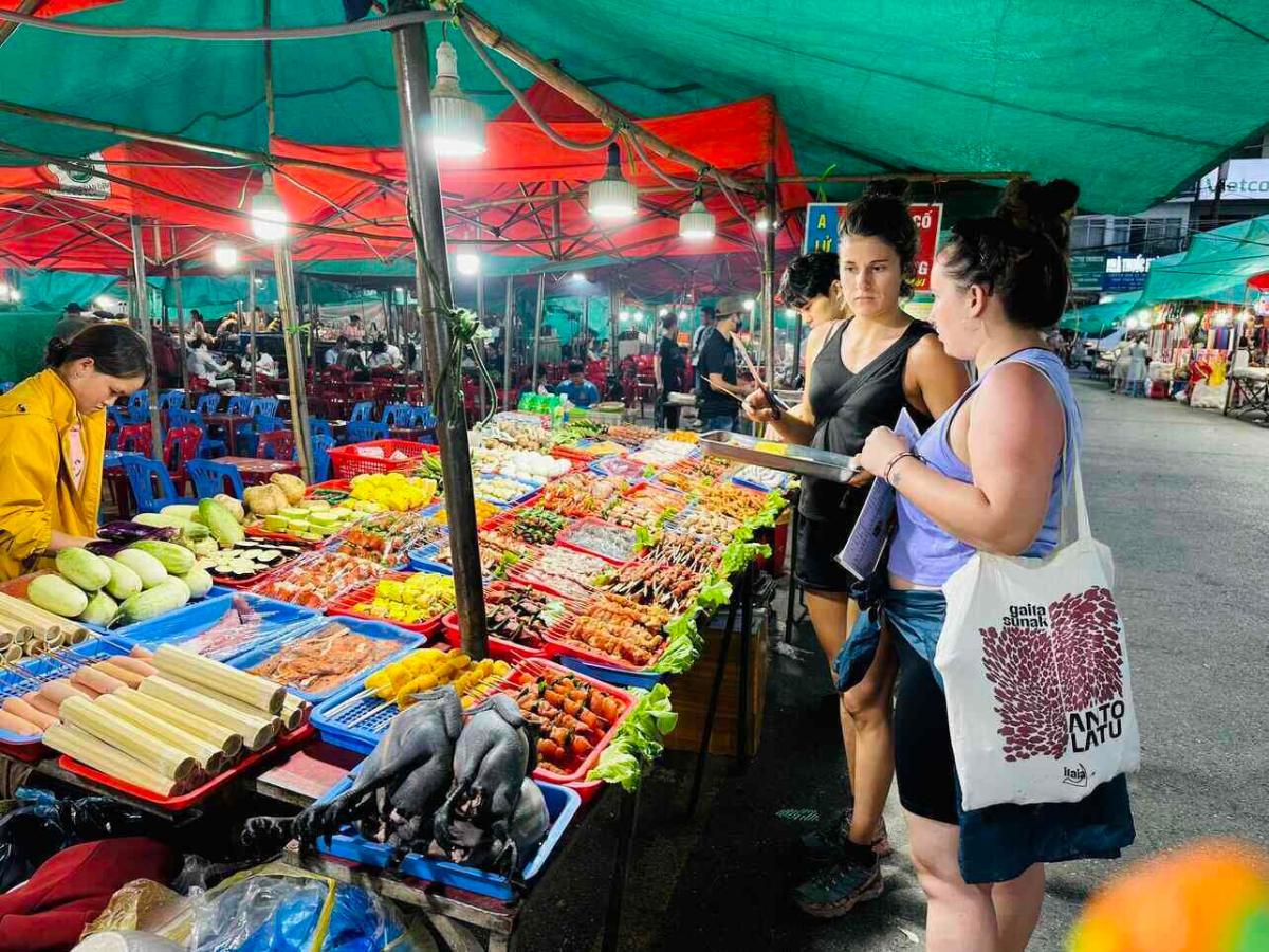 Ghé chợ đêm Sa Pa thưởng thức hàng ngàn món ngon Tây Bắc.