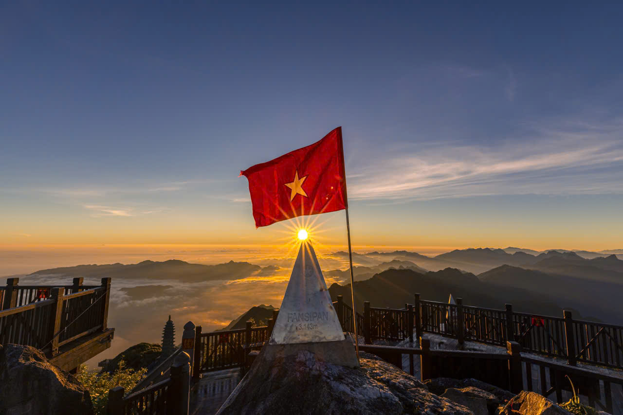 Khung cảnh hùng vĩ trên đỉnh Fansipan.