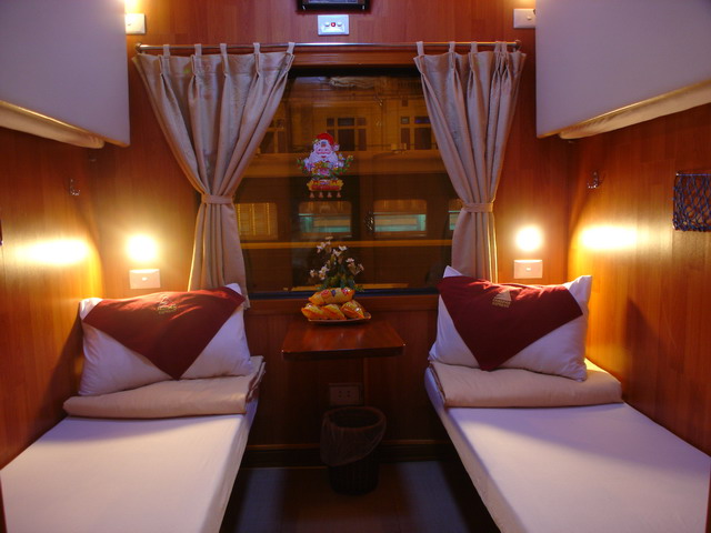 Giường nằm thoải mái và tiện nghi của tàu Victoria Express.