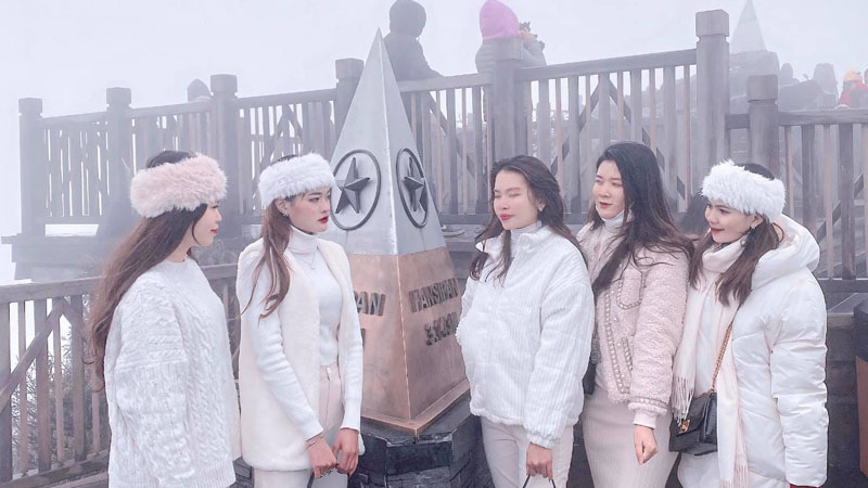 Du khách nên mặc trang phục giữ ấm khi đi săn mây vào mùa đông.