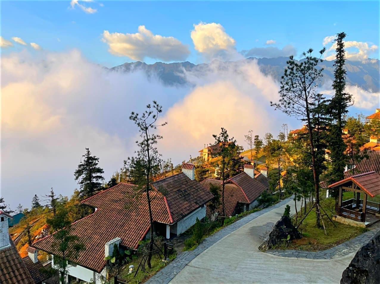Toạ lạc giữa lưng chừng mây, Ville De Mont Mountain Resort mang đến không gian nghỉ dưỡng yên bình và sang trọng.