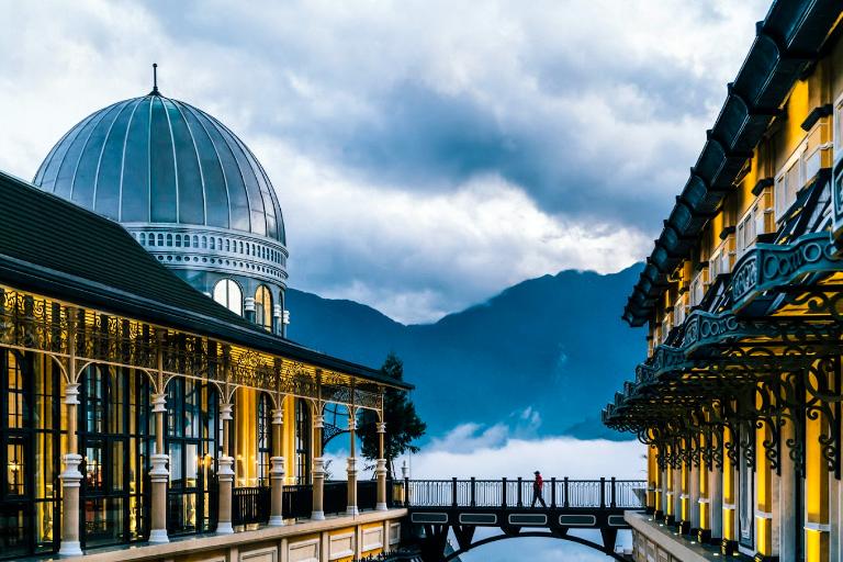 Khách sạn Hotel De la Coupole – MGallery Sapa với tầm nhìn toàn cảnh ra thung lũng mây Sa Pa.