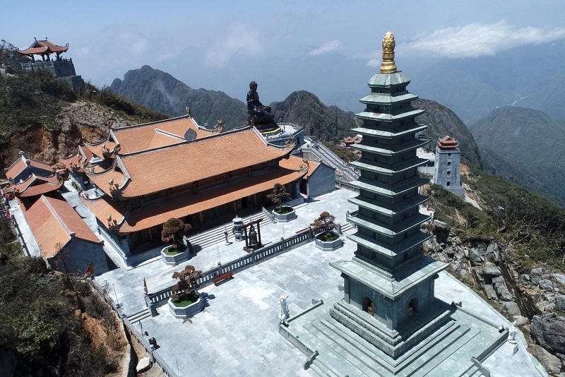 Quần thể công trình kiến trúc tâm linh hoành tráng tại khu du lịch.