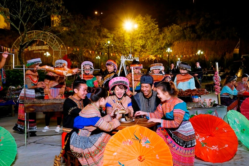 Du khách được giao lưu văn hóa với những người dân bản địa.