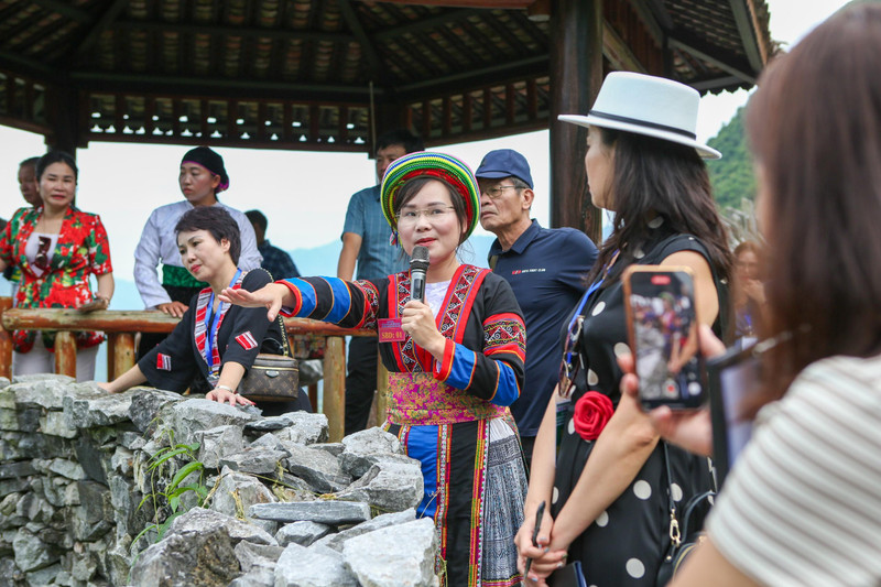 Hướng dẫn viên với kiến thức chuyên sâu, am hiểu ngoại ngữ là điều kiện để chuyến du lịch của bạn thêm trọn vẹn.