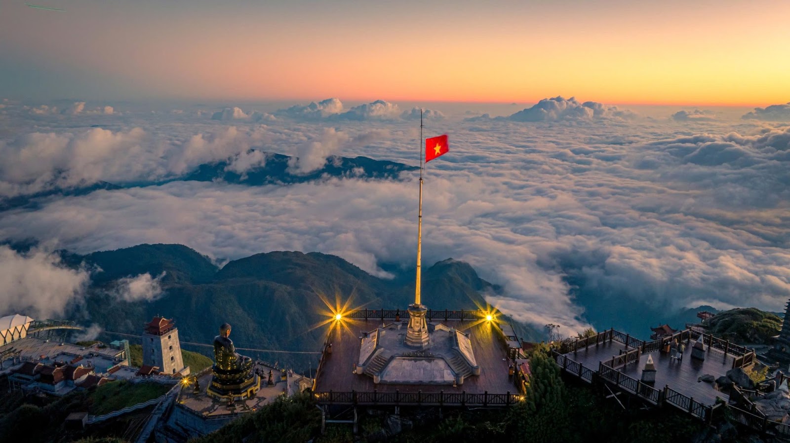 Cột cờ Tổ quốc là điểm thăm quan nổi bật trong Sun World Fansipan Legend.