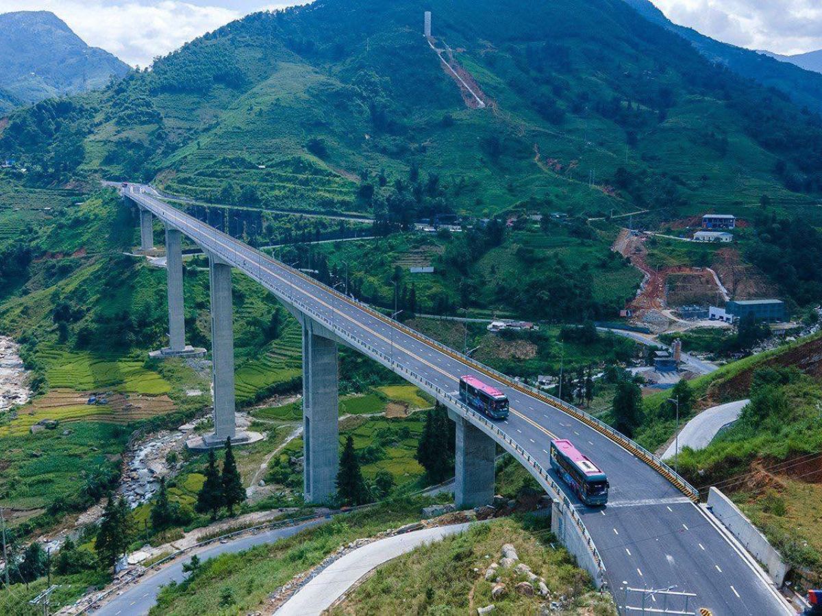 Hằng ngày, các tuyến xe khách nối tiếp nhau đưa hàng ngàn khách du lịch đến với Sa Pa.