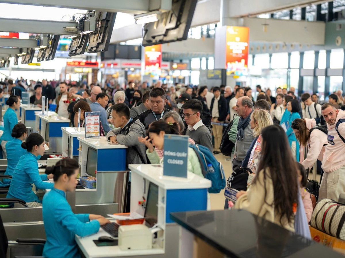 Sân bay Nội Bài nổi tiếng luôn trong tình trạng đông đúc.