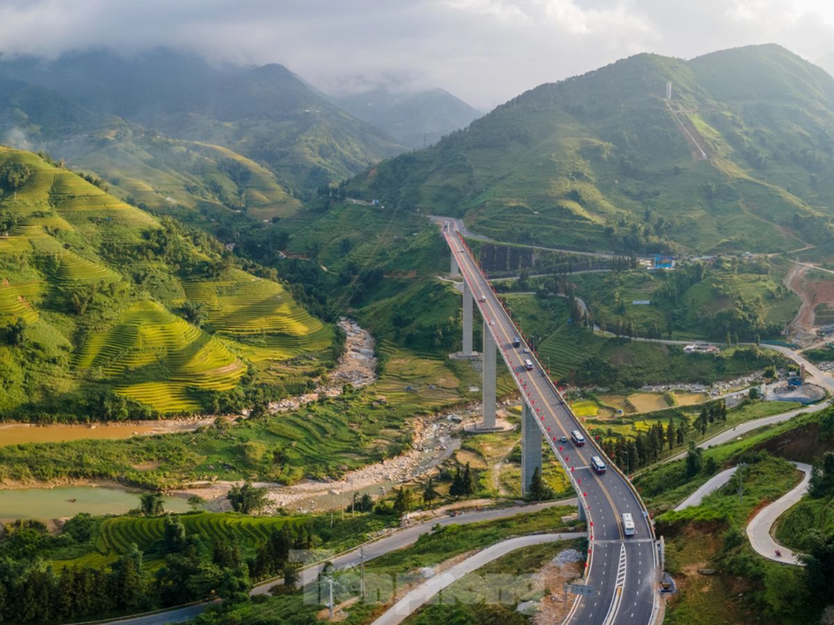 Cung đường hoành tráng tựa cánh cung giữa mây ngàn của Cao tốc Hà Nội - Lào Cai.