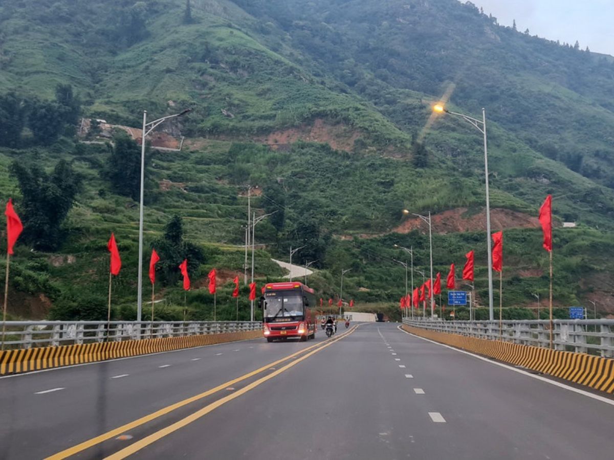 Hòa mình vào thiên nhiên, những chuyến xe hiên ngang đi giữa núi rừng đại ngàn.