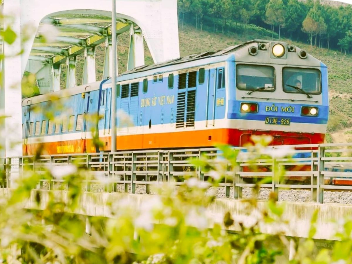 Chuyến tàu băng rừng vượt núi đưa du khách đến với những bản làng mờ sương.