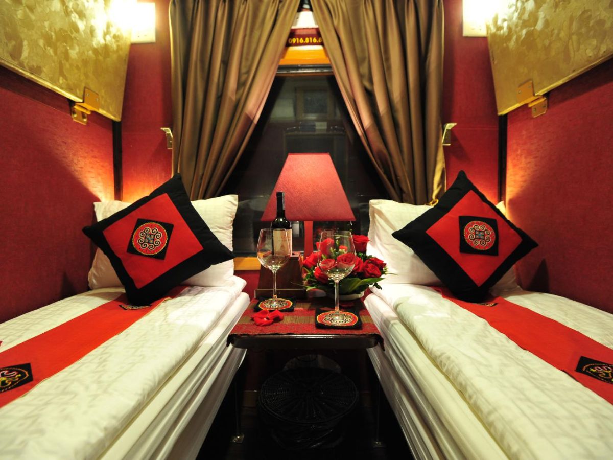 Khuôn viên một căn phòng hai giường ngủ ấm cúng ngay trên tàu.