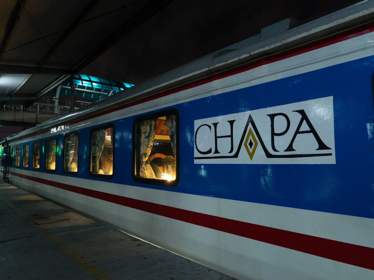 Những chuyến tàu đêm hoạt động liên tục để đưa du khách đến với thành phố mờ sương.