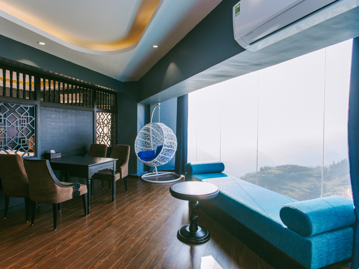 Không gian phòng nghỉ thu trọn bức tranh hùng vĩ của núi rừng Tây Bắc.