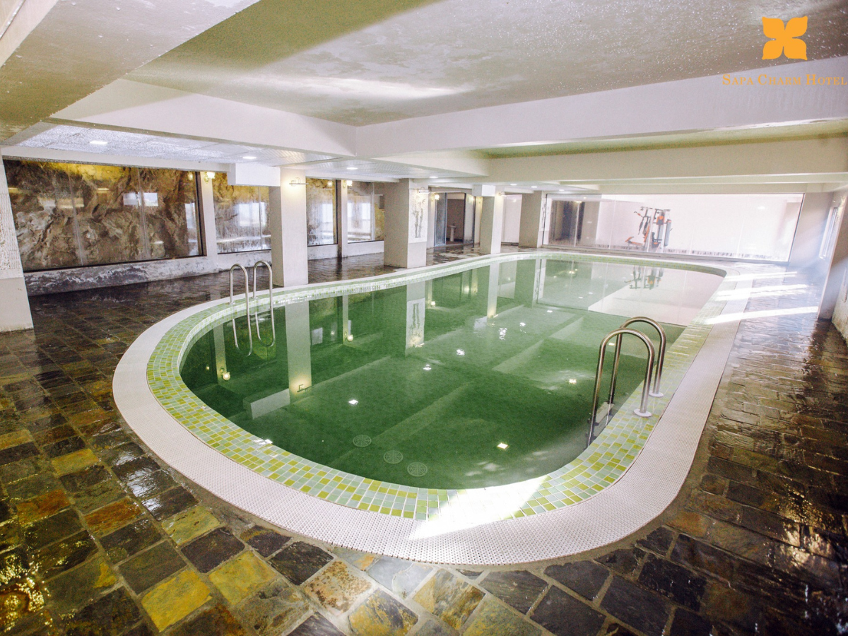 Bể bơi nước nóng trong nhà đặc biệt được du khách yêu thích