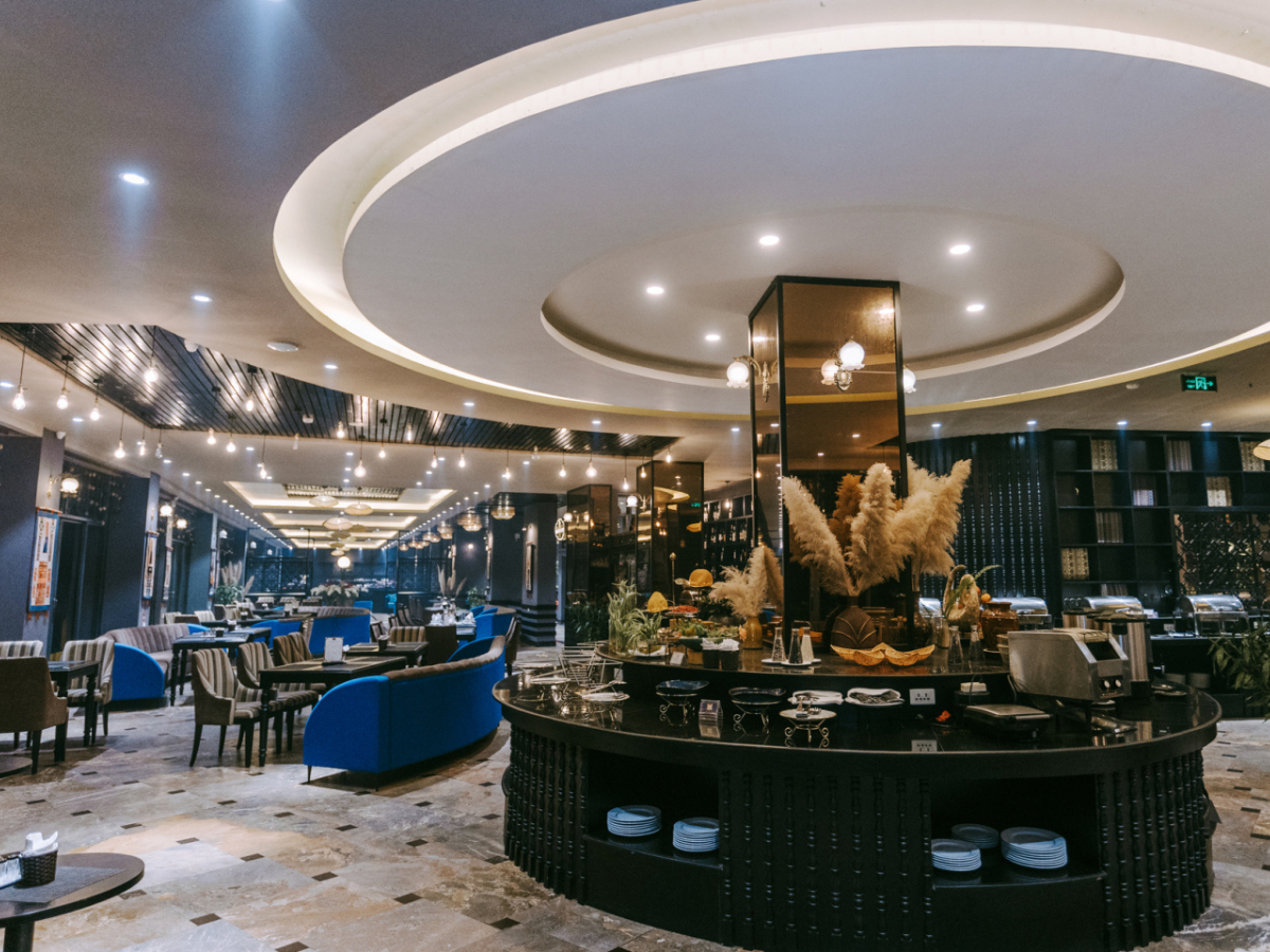 Nhà hàng được thiết kế hiện đại, ấm cúng.