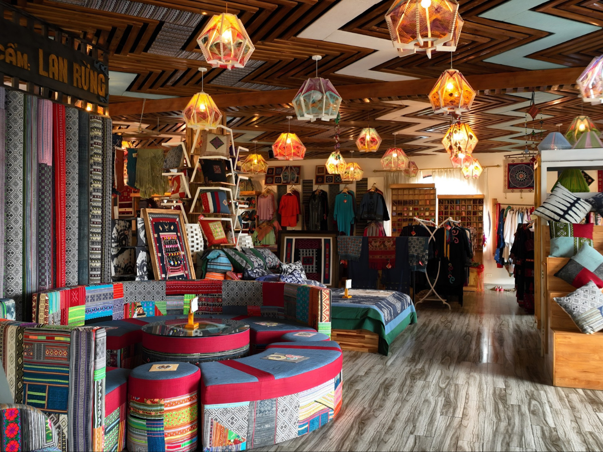 Thổ cẩm, trang sức bạc và đồ thủ công bản địa được làm vô cùng tinh xảo và khéo léo.