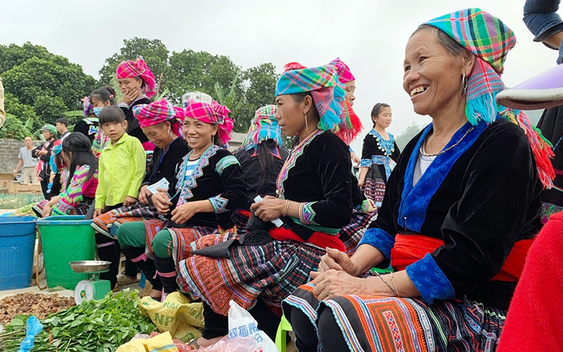 Bustling highland market.