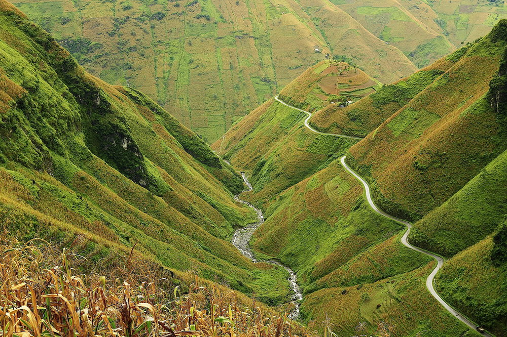 The road to Coc Ly market passes through many winding mountain passes.