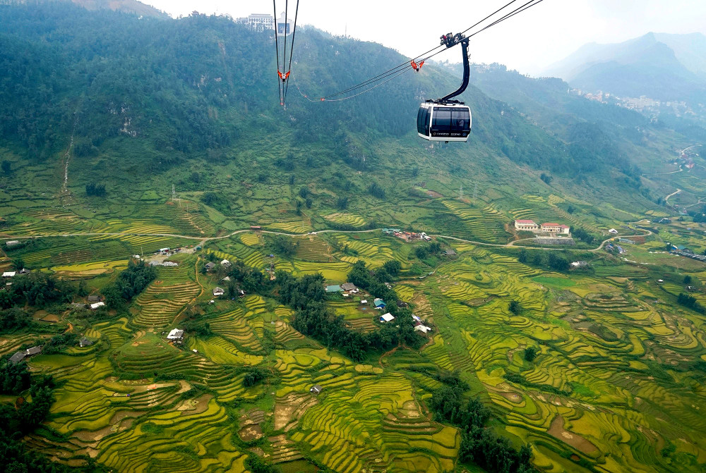 From the cable car cabin, visitors can admire the terraced fields stretching endlessly.