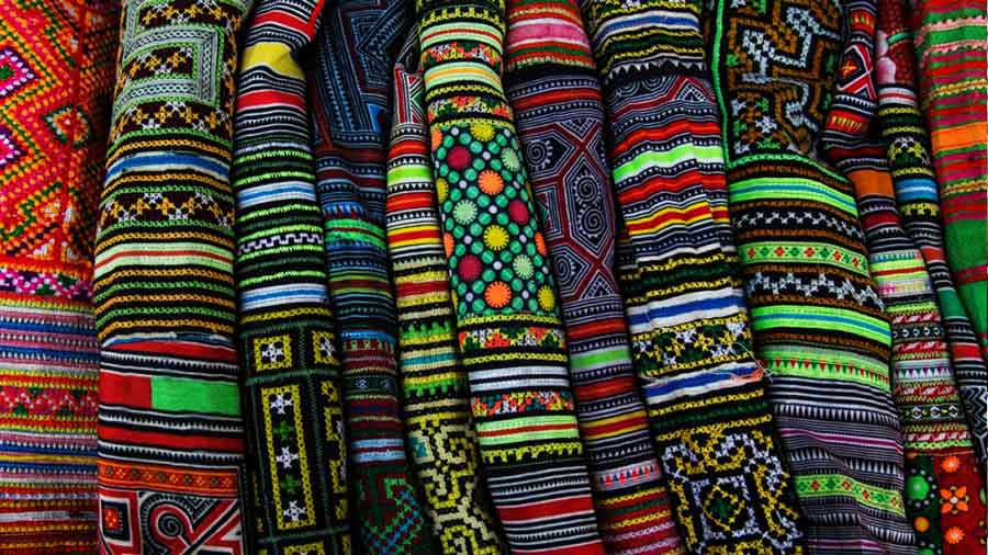 Vải thổ cẩm có những hoa văn và màu sắc đặc trưng.