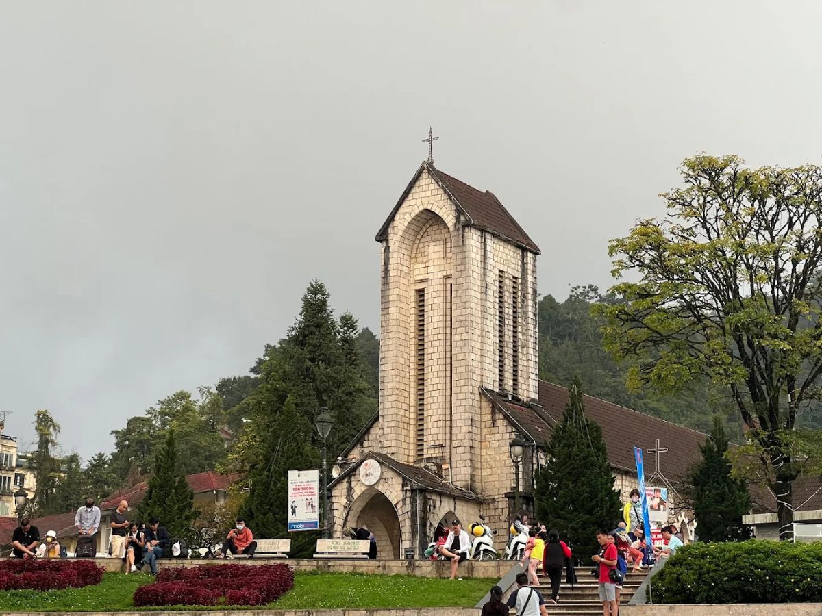 Nhà thờ đá là biểu tượng của Sa Pa.