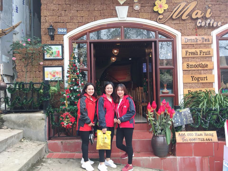 Khách hàng tham quan cửa hàng Mai Coffee và Souvenir Sapa.