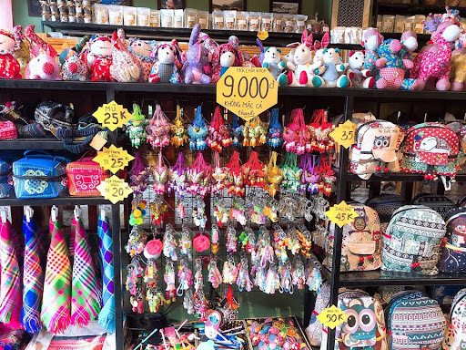 Gian hàng thổ cẩm tinh xảo.