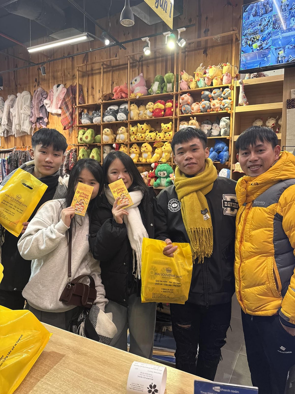 Du khách có trải nghiệm mua sắm thoải mái tại cửa hàng Mai Coffee và Souvenir Sapa.