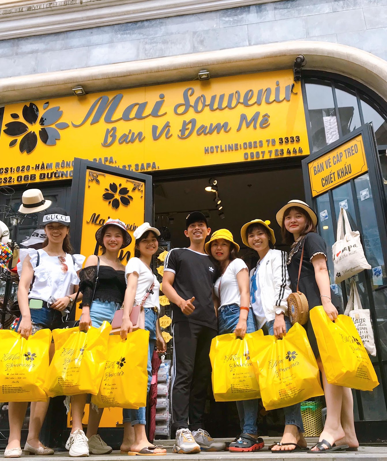 Sắc vàng đen nổi bật của cửa hàng.