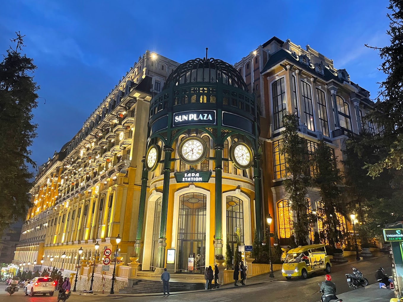 Cửa hàng chỉ cách tòa nhà Sun Plaza vài phút đi bộ.