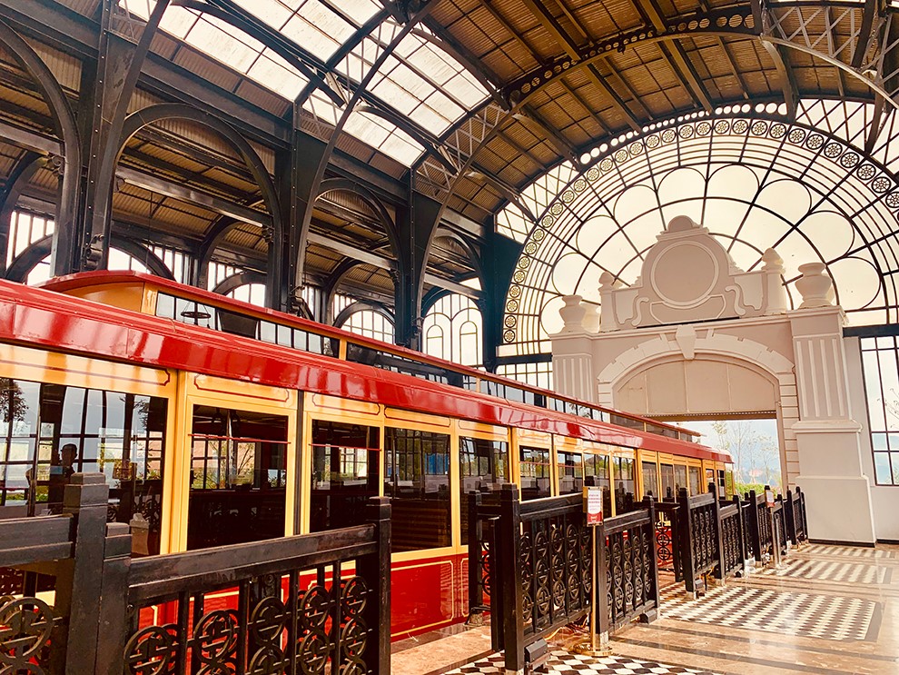 Chuyến tàu leo núi Mường Hoa hiện đại và màu sắc rực rỡ.