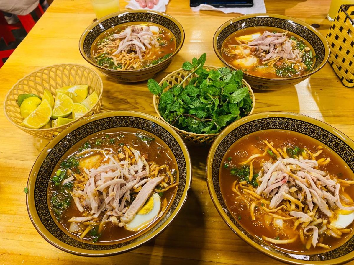 Du khách có thể thưởng thức món đặc sản cốn sủi trứ danh.