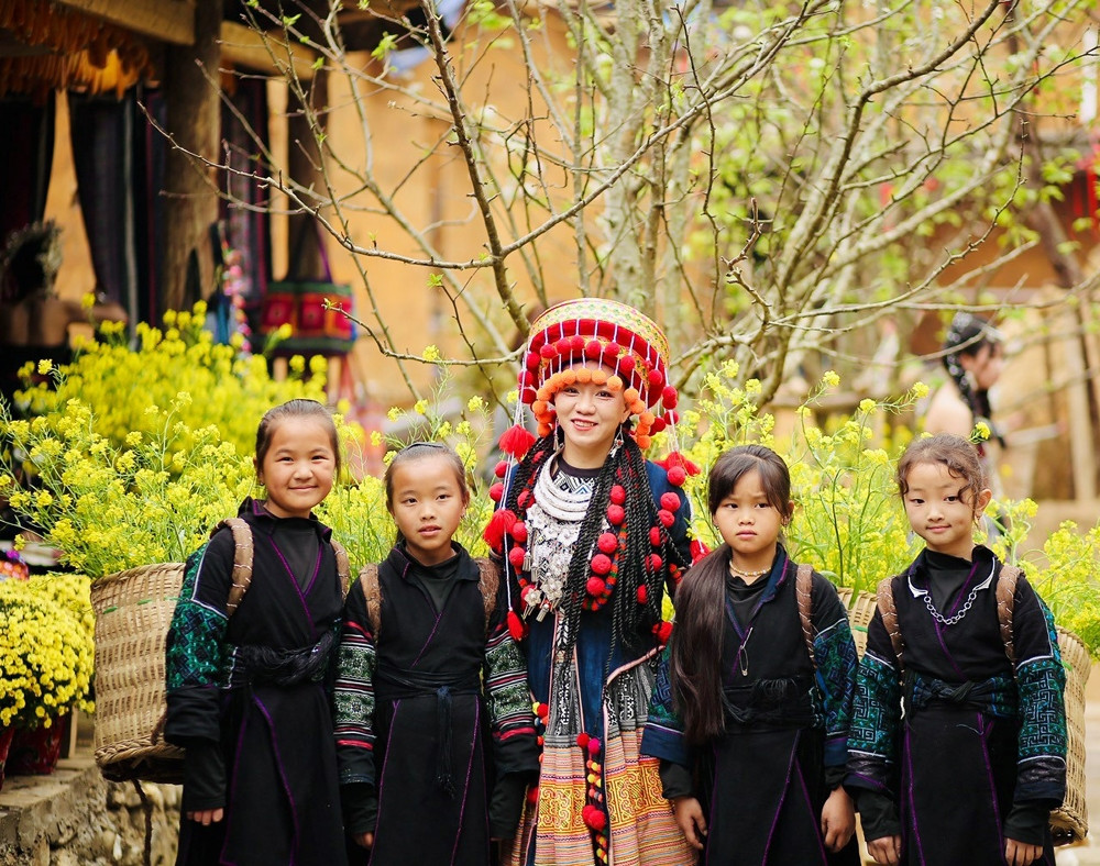 Tourists with beautiful memories with the children of the HMong ethnic group.