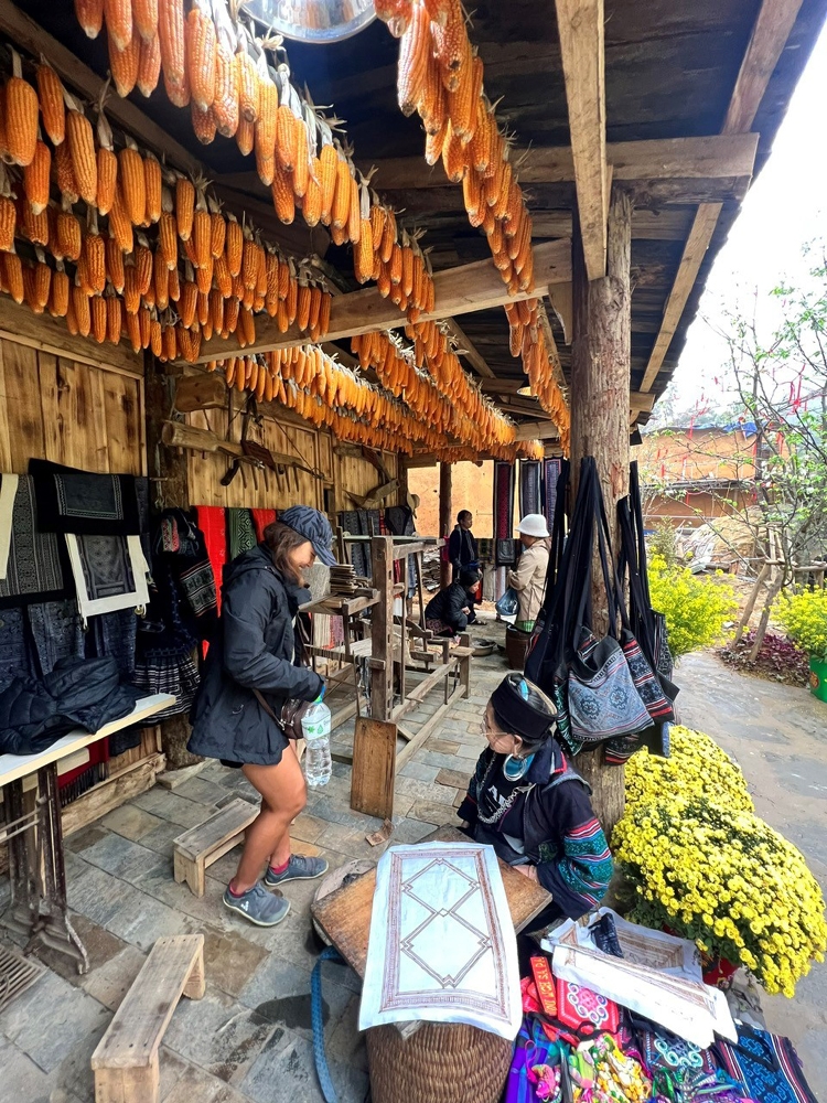 Tourists are delighted to explore the traditional brocade weaving craft.